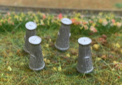 MILK CHURNS X 4 OO SCALE